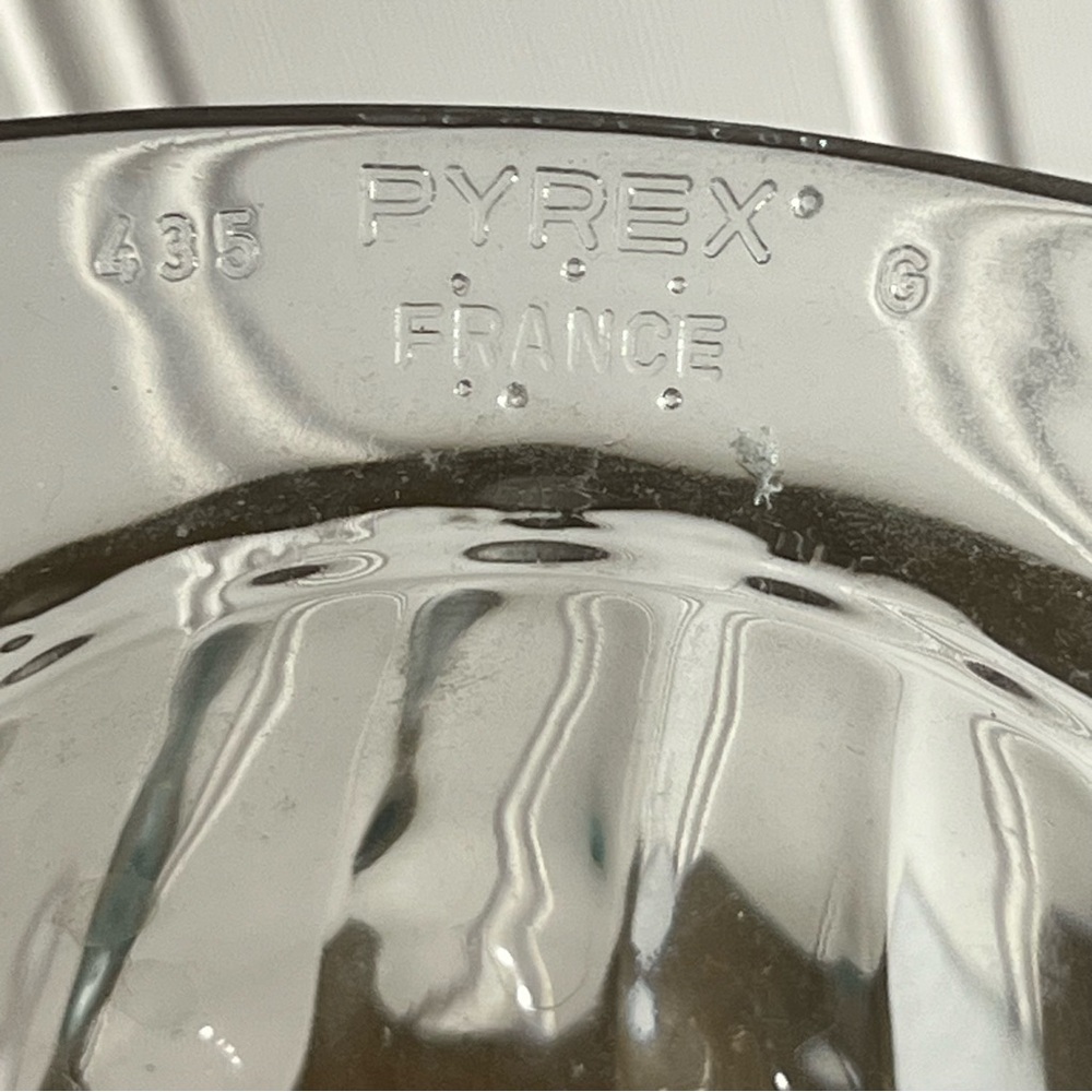 Small Vintage Pyrex Shell Dish Set - Picture 3 of 3
